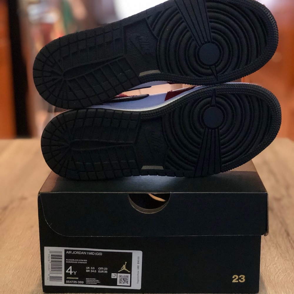 ๐SOLD๐Air Jordan 1 Mid GS Chicago 554725-069 - Picture 9 of 11